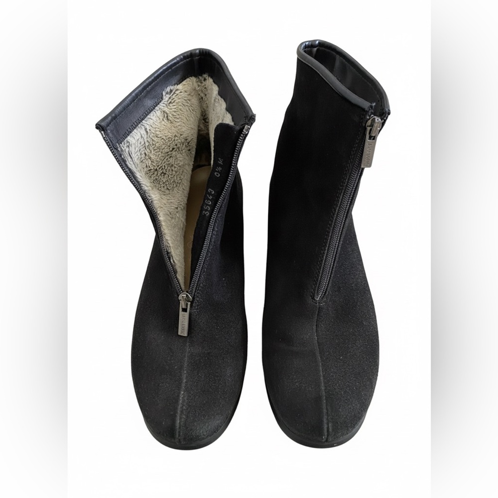LA CANADIENNE Black Lined Ankle Boots with Zipper